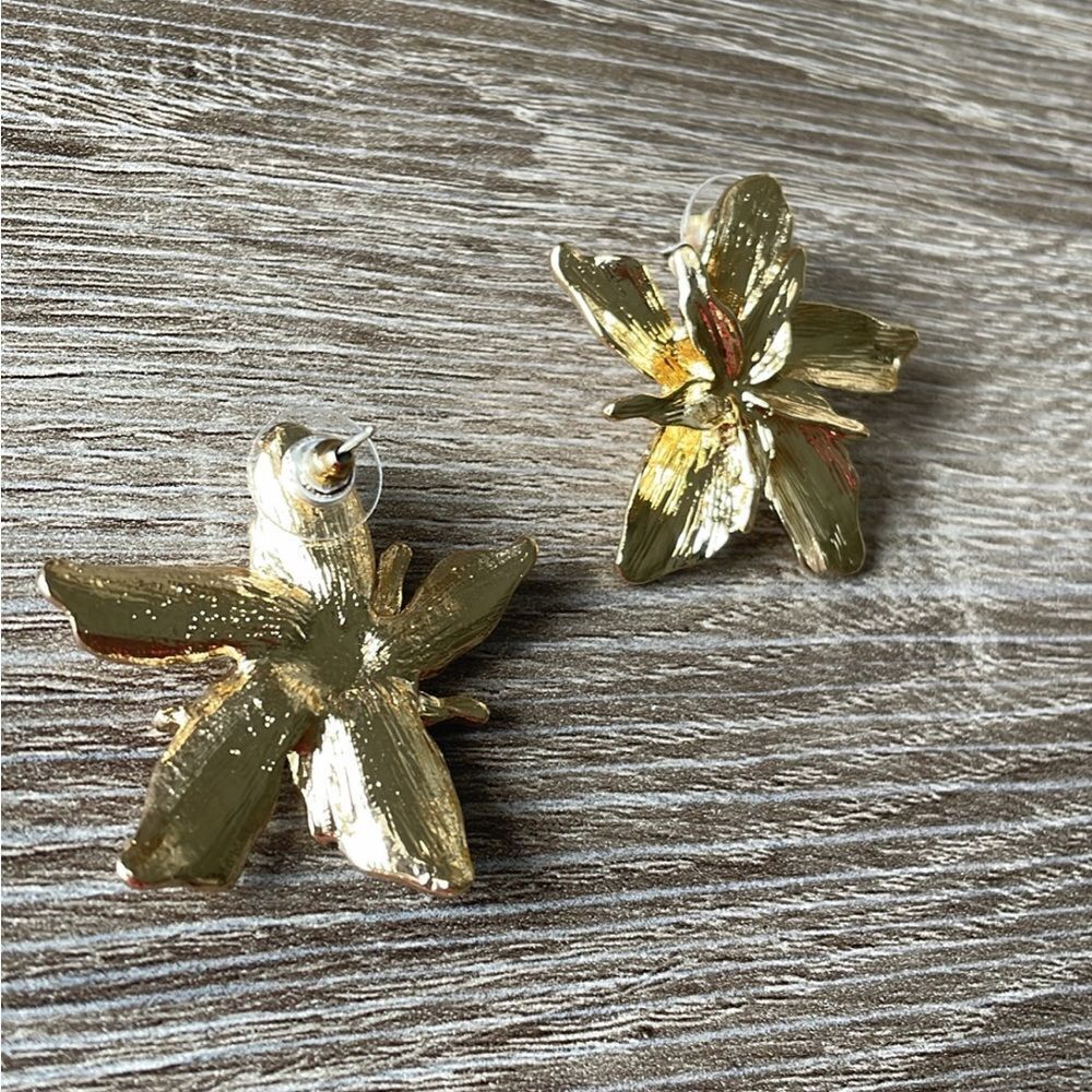 ZaraāflowerāearringsāA66 - Picture 3 of 5